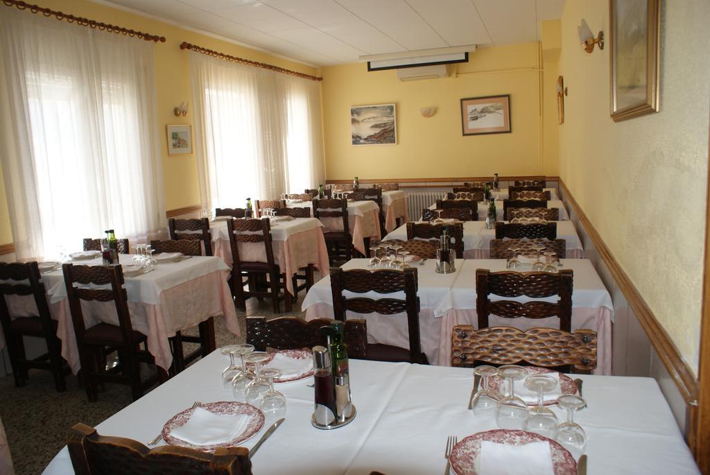 Hostal Gran Sol Llanca Ngoại thất bức ảnh